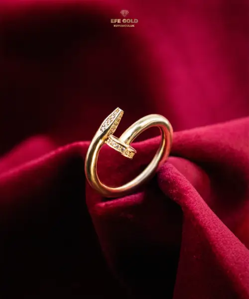 Taşlı Çivi Formlu Özel Tasarım Altın Yüzük