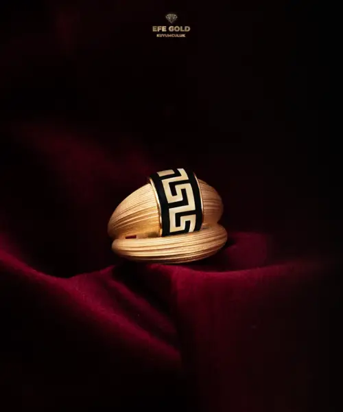 Grek Desenli ve Siyah Mine Detaylı Modern Altın Yüzük - Ankara Koleksiyonu