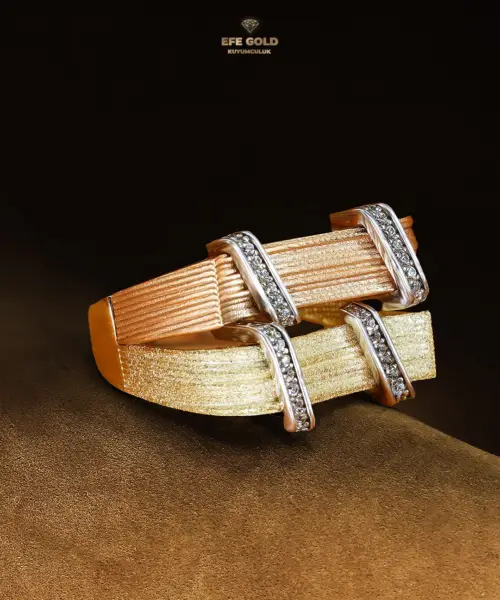 Çift Renkli Kumlu ve Taşlı Modern Altın Yüzük